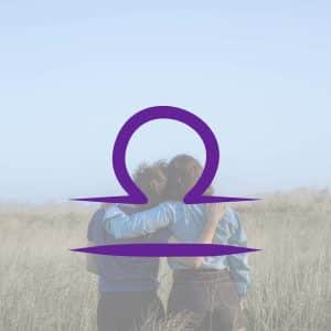 fond avec 2 personnes de dos, avec chacun une main sur l'épaule de l'autre. En premier plan le symbole du signe de la balance, signe de l'équilibre et des relations