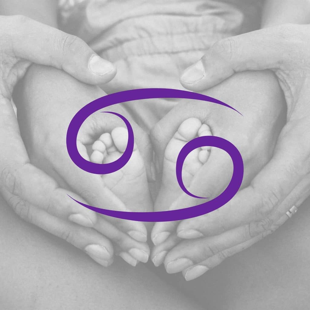 Fond avec les mains de 2 parents qui entourent les pieds d'un bébé, avec en premier plan le symbole du signe du cancer, signe de la famille