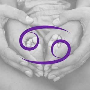 Fond avec les mains de 2 parents qui entourent les pieds d'un bébé, avec en premier plan le symbole du signe du cancer, signe de la famille
