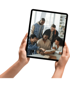 Des mains qui tiennent un Ipad dans lequel plusieurs étudiants lisent ensemble un livre