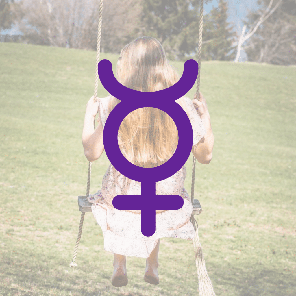 Enfant sur une balançoire, derrière le symbole de Mercure (qui représente les enfants)